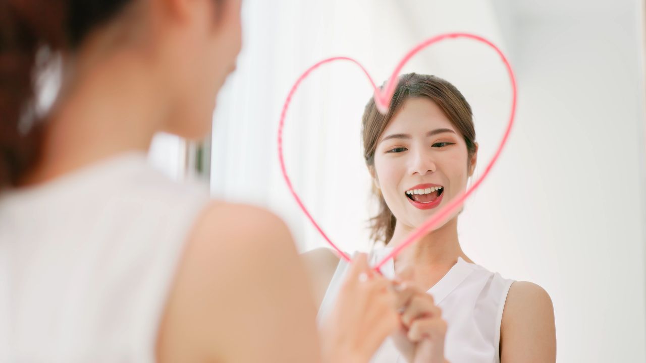 Una chica se mira en un espejo y ve amor : autoregulacion emocional